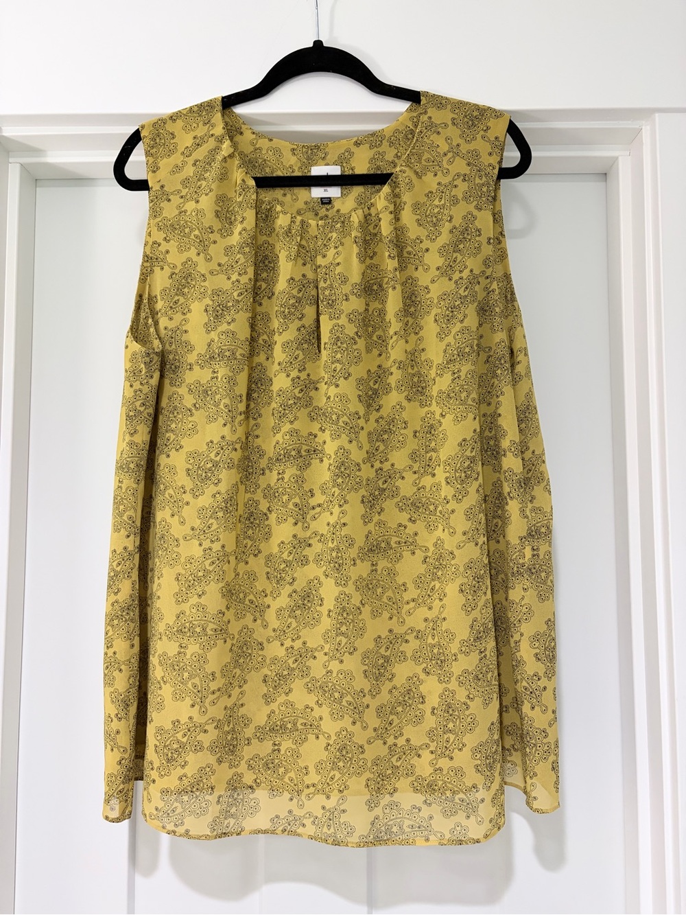 Cabi Paisley sleeveless blouse. Size XL. Style 3617.